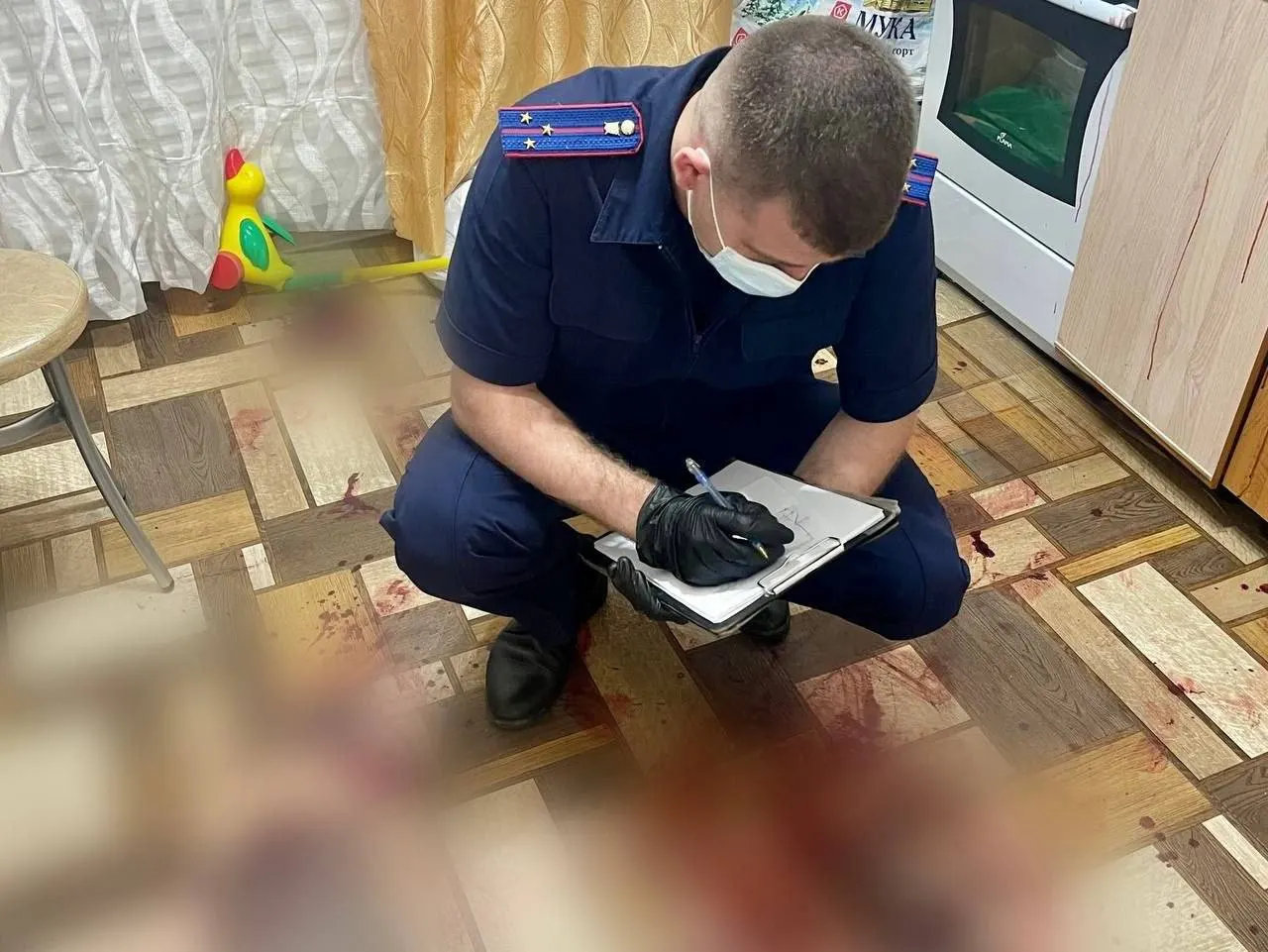 Следствие устанавливает детали случившегося: задержан мужчина, пострадавшая девочка в тяжелом состоянии, расследование продолжается.