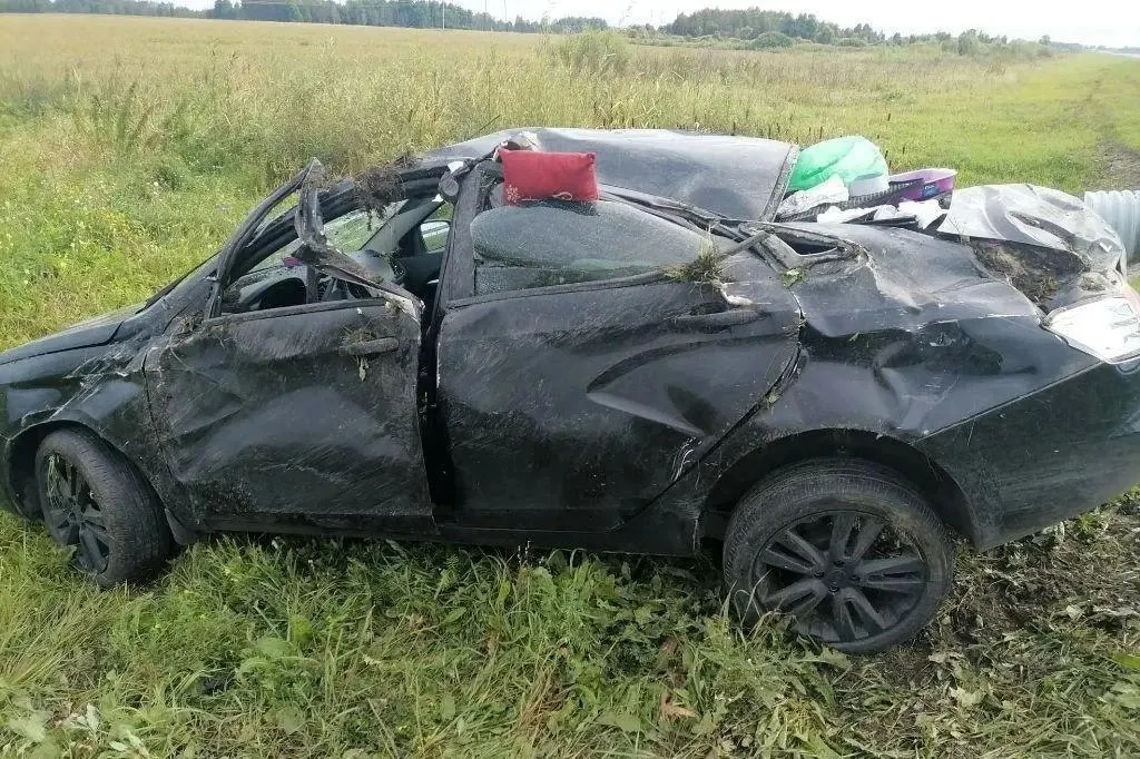 Автомобиль с семьёй из ХМАО вылетел с трассы и перевернулся. Пострадали 41-летняя женщина и трое детей — два ребёнка в возрасте двух лет и один пятилетний; госпитализация прошла без тяжёлых травм.