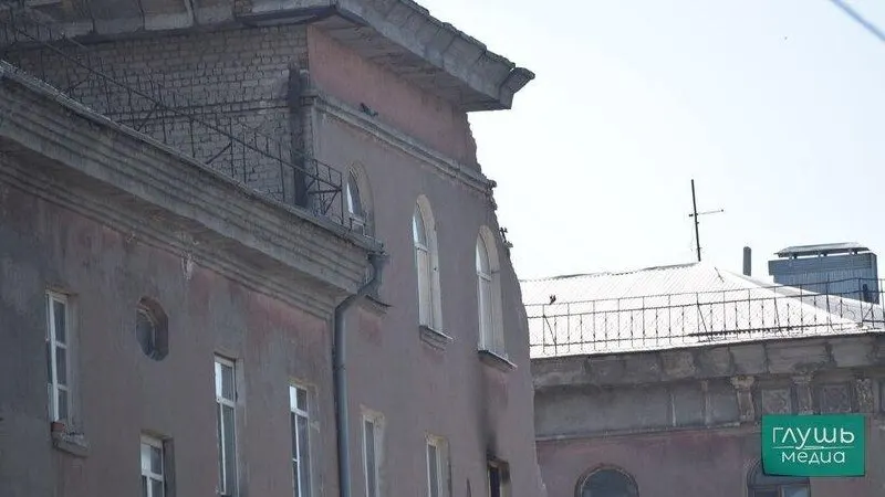 Демонтаж разрушенных подъездов на улице Крымской близок к завершению. Завершён перенос инженерных коммуникаций, чтобы предотвратить перебои с подачей ресурсов у жильцов оставшихся подъездов.