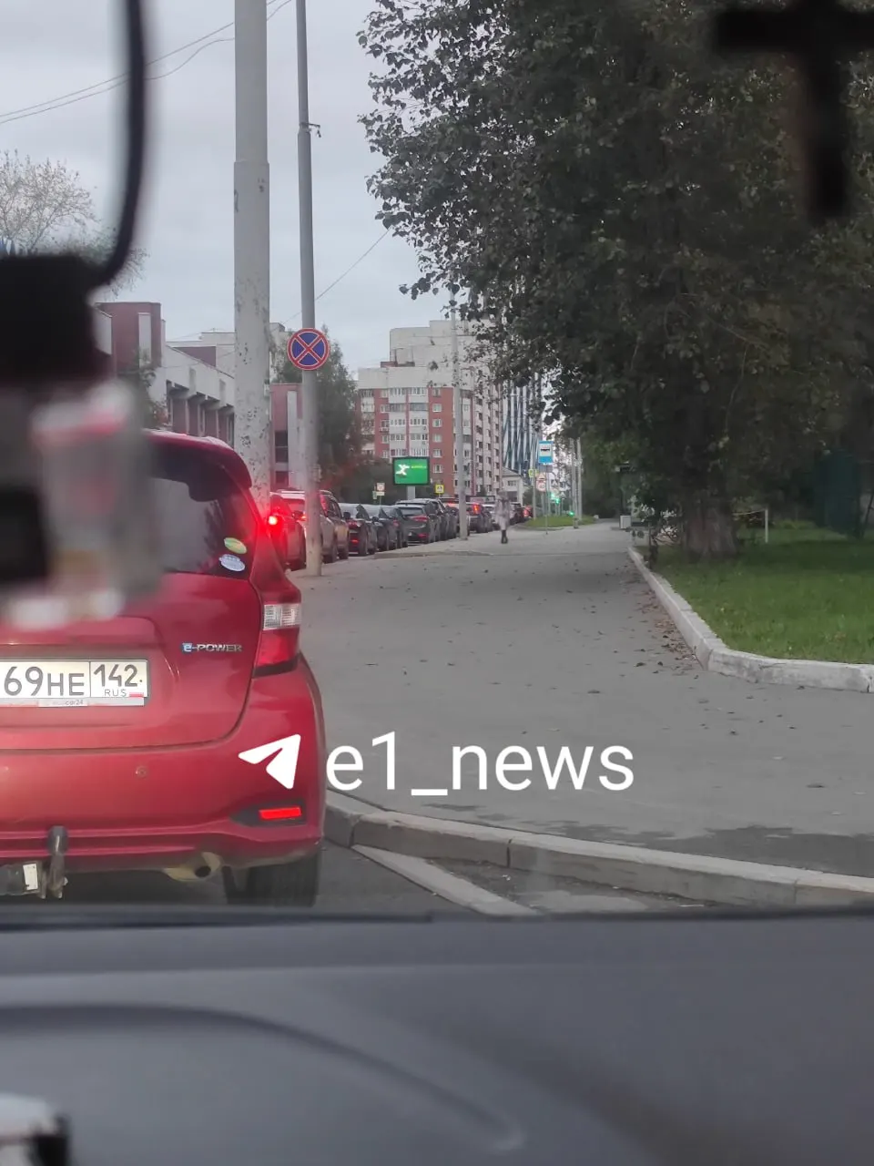 Утром жители Екатеринбурга сталкиваются с длинными очередями на заправках; пробки охватывают близлежащие улицы, а некоторые горожане отмечают трудности с ожиданием.