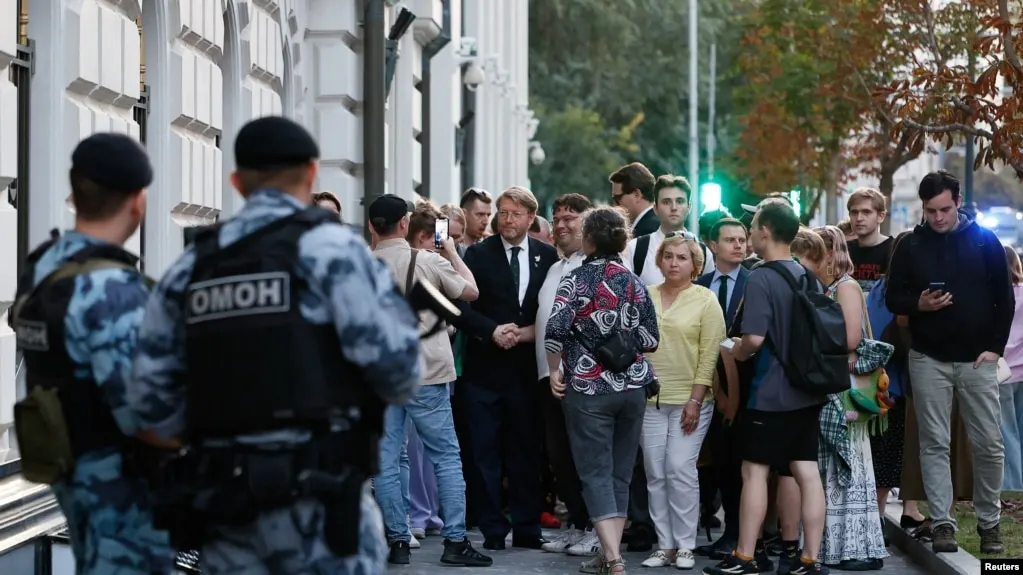 Большинство россиян желает прекращения боевых действий и мирного урегулирования, в то же время политическая сцена обсуждает последствия конфликта и роль государства.