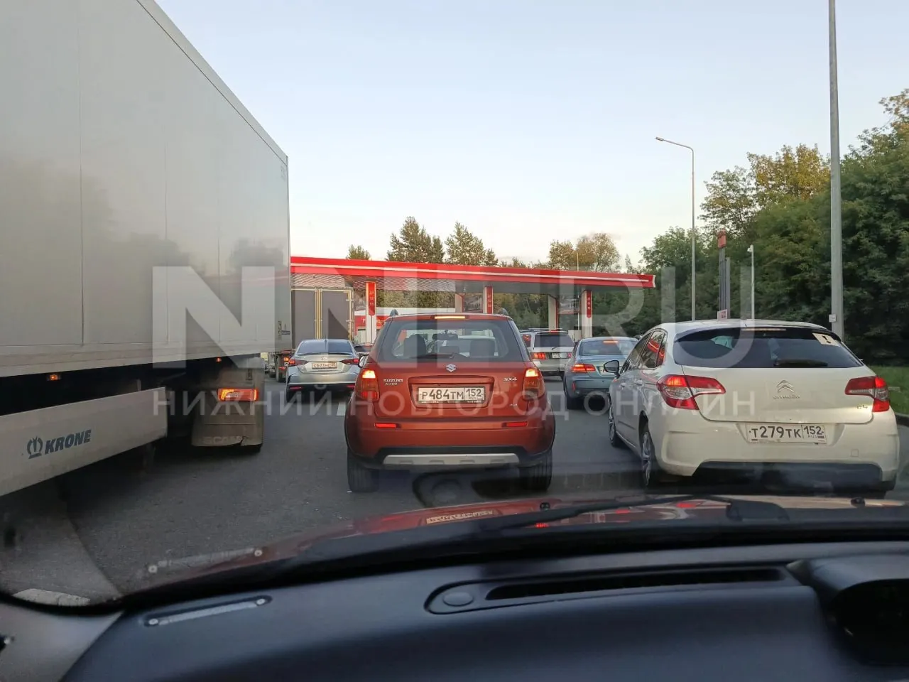 Очереди на заправках региона снова заметны: водителям приходится ждать у колонок до 40 минут в отдельных случаях.