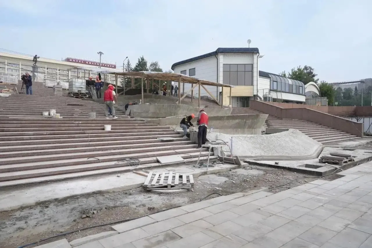 Свежие данные о проекте показывают осмотр делегацией города, перенос сроков запуска фонтана и новые детали на сооружении.