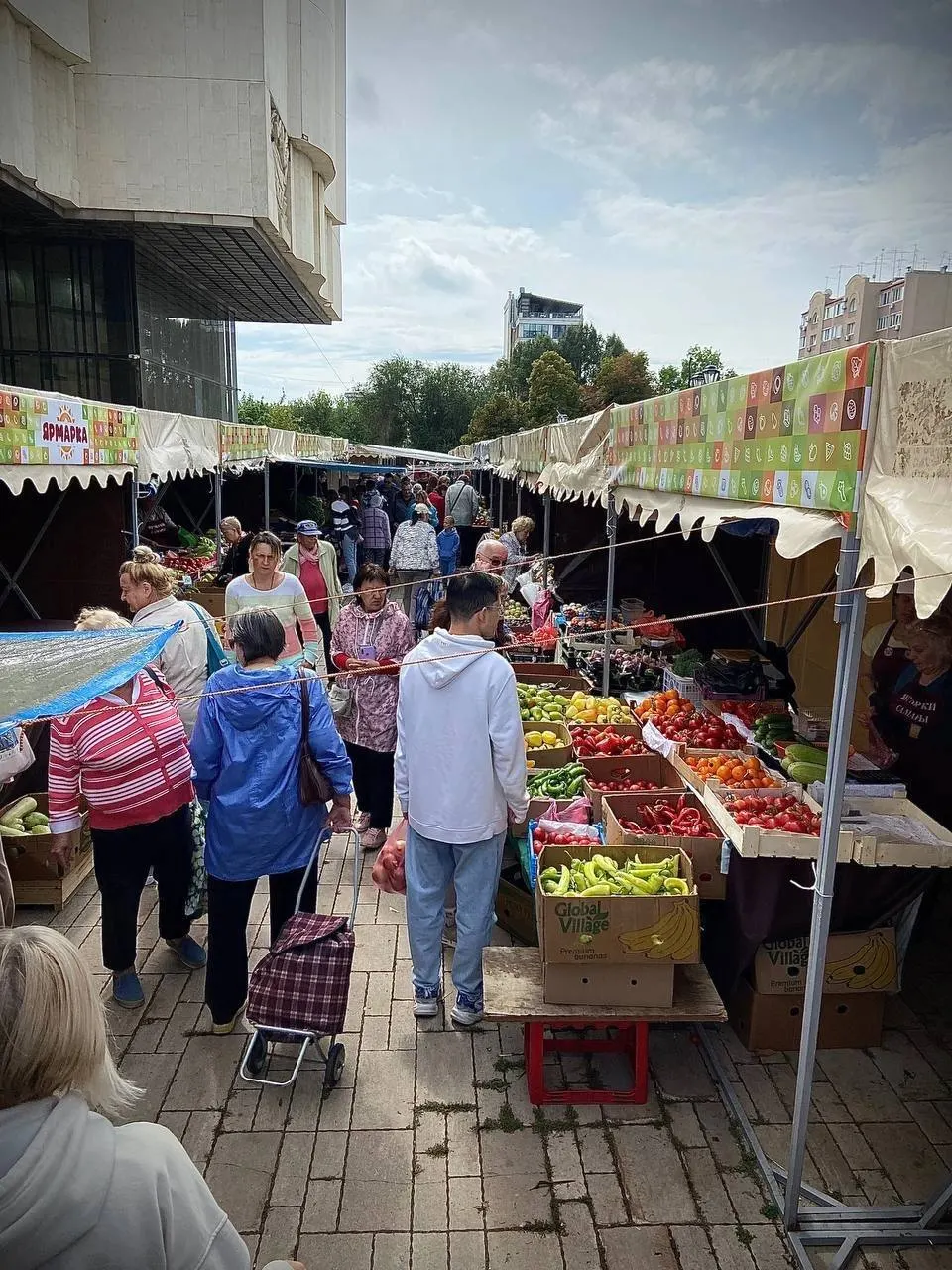 Перенос ярмарки из‑за аварийного состояния фасада вызывает недовольство жителей; новая площадка появится на пересечении Киевской и Тухачевского в начале сентября.
