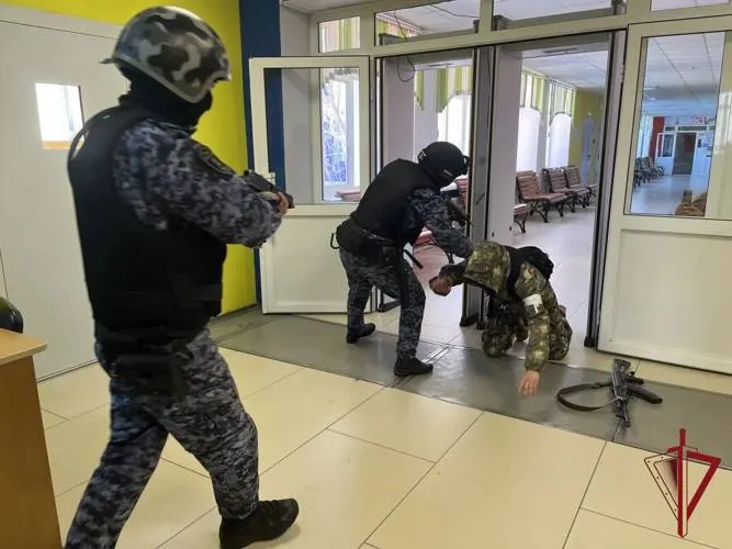 Учебные мероприятия задействуют педагогов, руководителей и сотрудников охраны; отработают сценарии угроз и проверят работу систем оповещения, а также взаимодействие с экстренными службами.