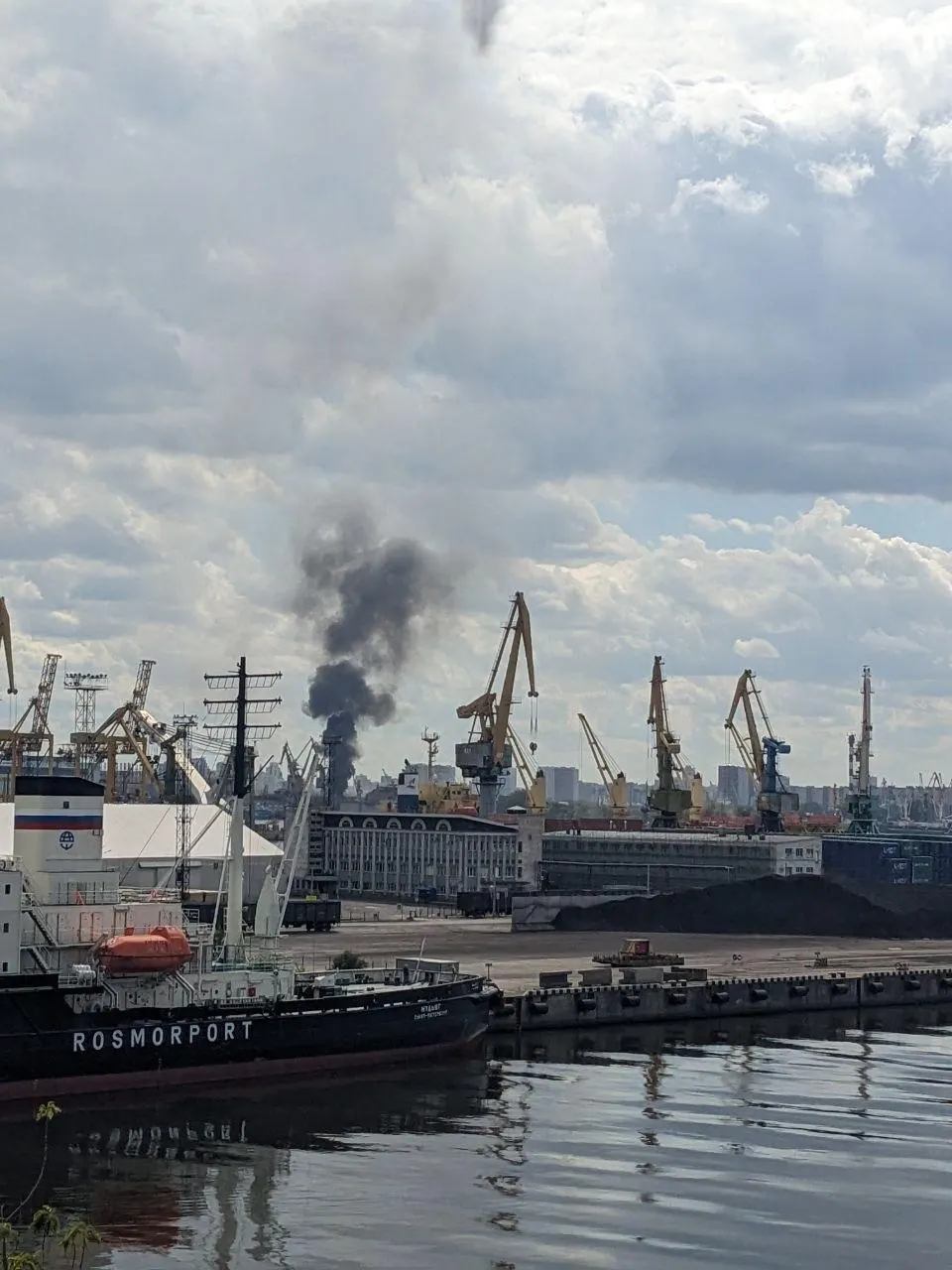Свидетель сообщил о дыме за портовой территорией и возможном очаге огня; на данный момент МЧС не регистрировала возгорание, атак беспилотников по порту не зафиксировано.