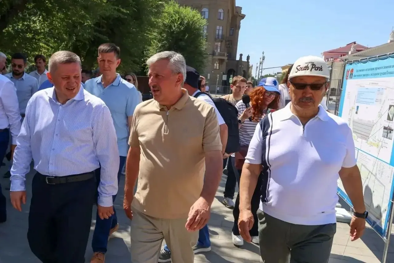 По инициативе губернатора Андрея Бочарова сроки реконструкции центральных площадей перенесены на 1 сентября.