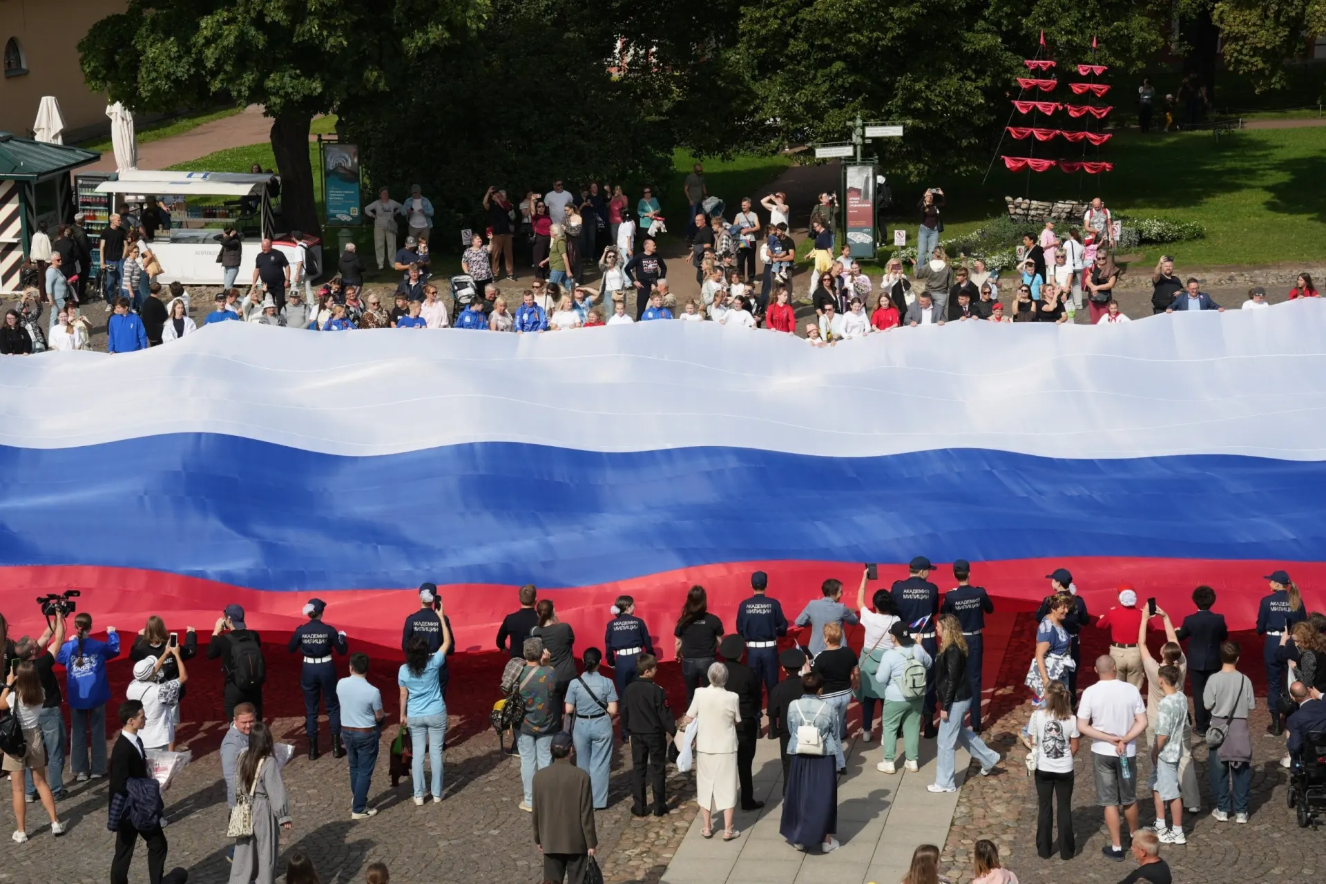 После полуденного пушечного залпа на Нарышкинском бастионе стартовал концерт ко Дню российского флага. В программе праздника — мастер-классы по созданию свечей, открыток и цветов из оригами в цвета триколора, а также планы по вручению паспортов активистам движения.