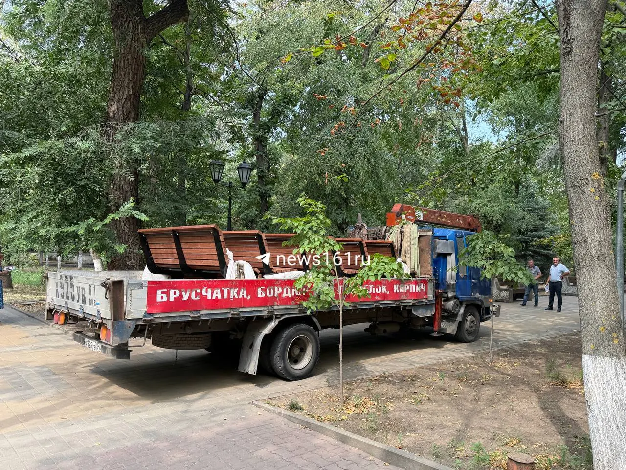 В парке Горького появились новые лавочки