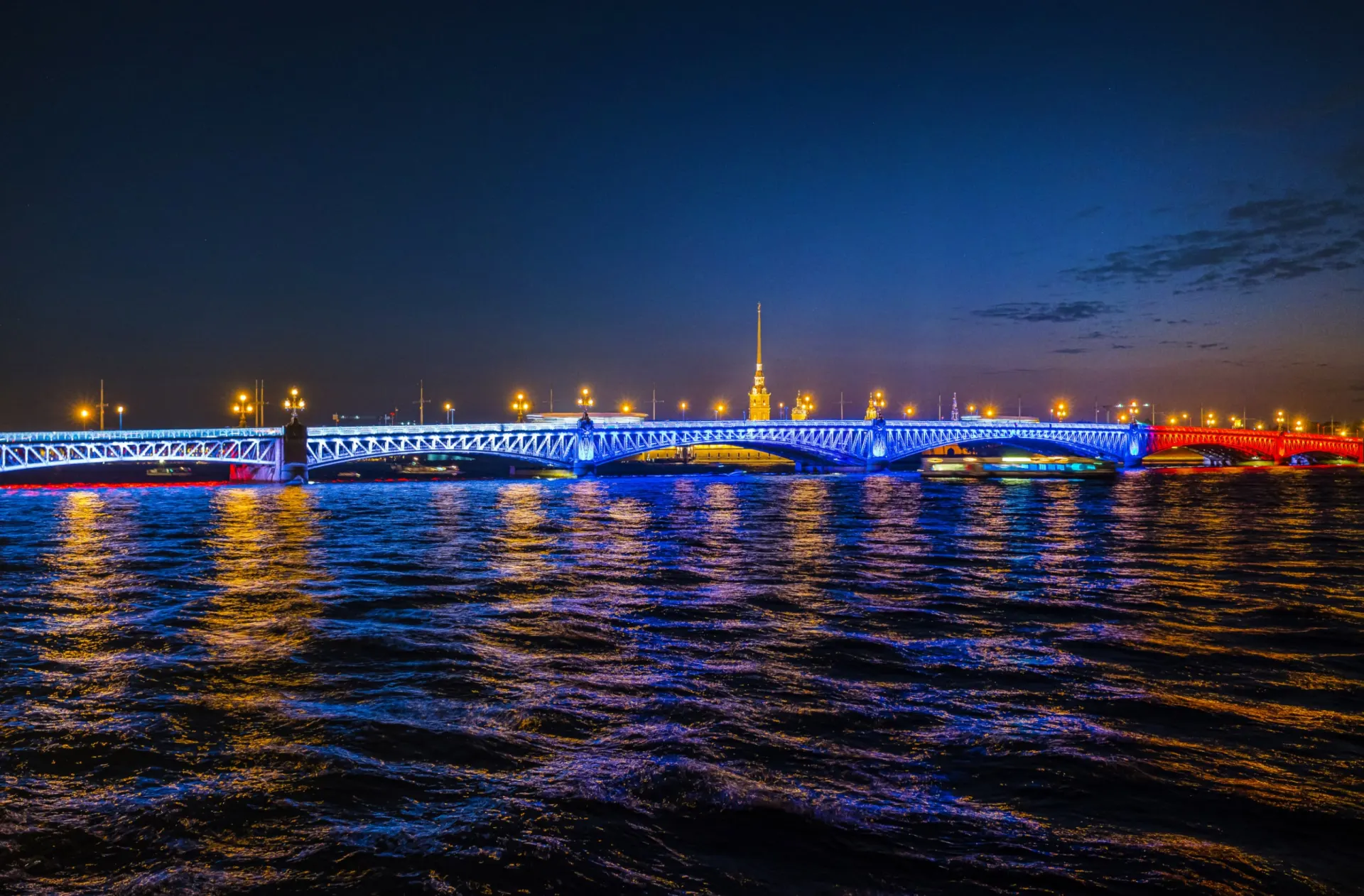 Подсветка мостов и Ростральных колонн в ночи в честь Дня флага: три моста зажгутся цветами государственного символа, а Лахта-центр — триколором.