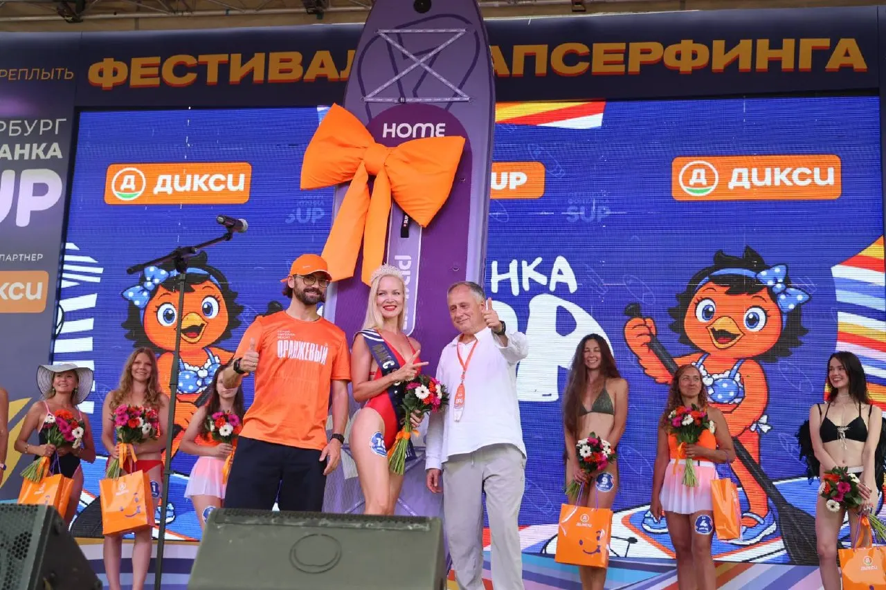 Одиннадцатый петербургский фестиваль SUP собрал 11 500 участников из разных стран: гонки, конкурсы, «SUP‑свадьба», развлечения на старте и у воды.