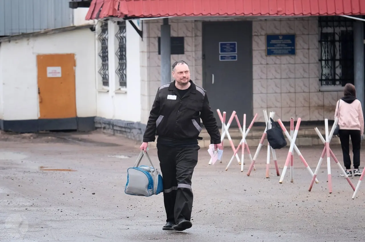 Иван Любшин, отсидевший пятилетний срок за комментарий к взрыву в ФСБ, столкнулся с давлением службы безопасности и был вынужден уйти с калужского завода.