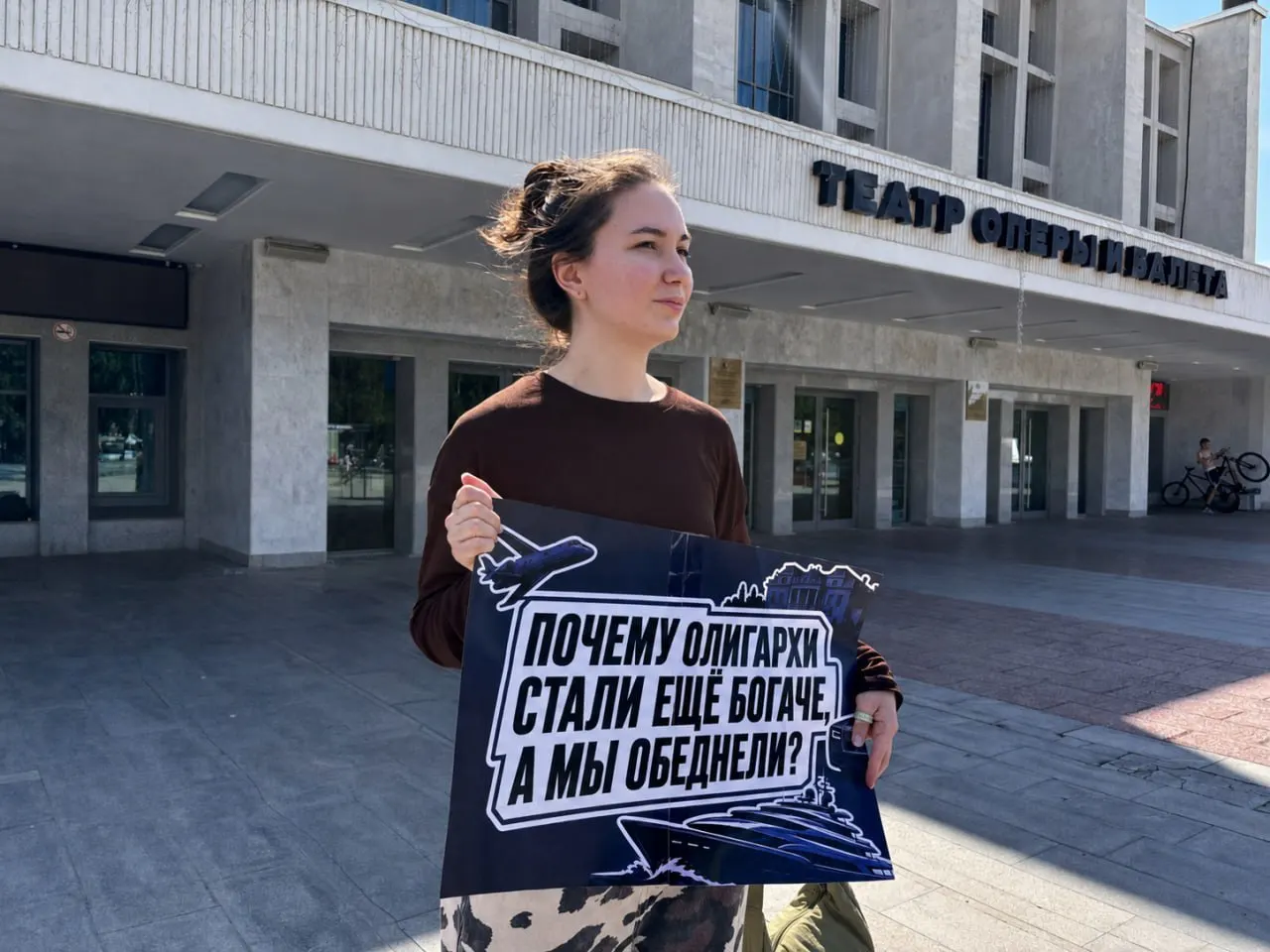 Активистка вышла на центральную площадь города с одиночной акцией протеста против неравенства и за реформу налоговой политики, включая доступное жильё для молодёжи.