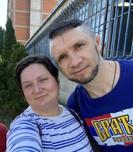 40-летний Артем Вахонин обвинён в оправдании терроризма; Росфинмониторинг включил его в реестр террористов, счета заблокированы. Семья проживает в Сербии; супругу и её антивоенную позицию связывают с отъездом из России, о деле они узнали после обыска у родителей.