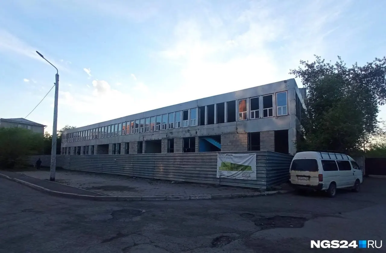 Комплекс площадью около 5,5 тыс. м² и участок 5,8 тыс. м² снова продают. Ремонт и переоборудование под арт‑пространство и офисы остановились из‑за финансовых проблем.
