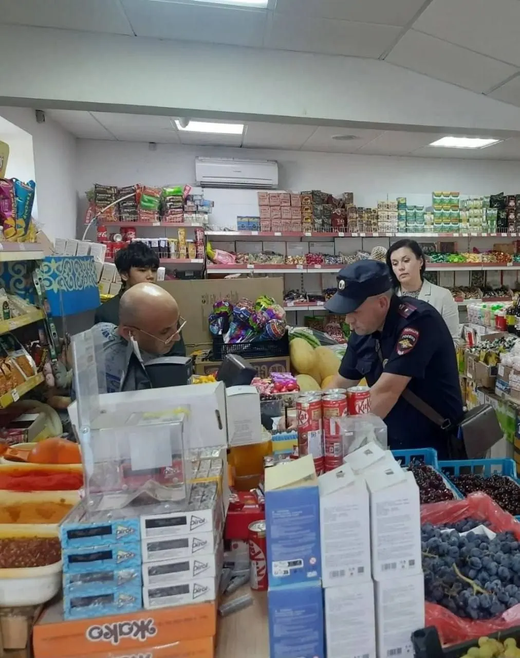 Мэр города столкнулась с грубой реакцией продавца и инцидентом с продукцией: товар изъят и направлен на проверку.