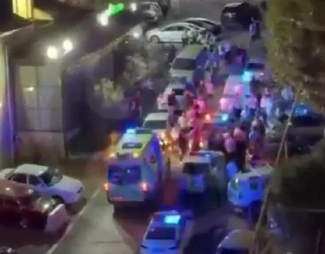На свадебном торжестве в Сочи произошла массовая драка возле ресторана: около 30–50 гостей подрались. На место прибыли полиция, Росгвардия и скорая помощь.
