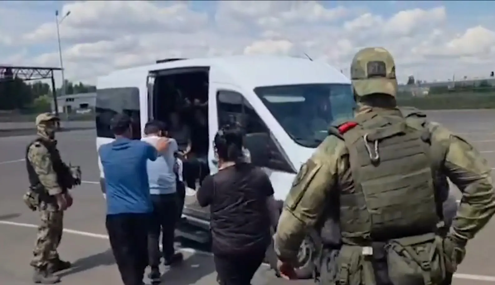 Правоохранительные органы проводят проверки в регионе и готовят меры по выдворению мигрантов.