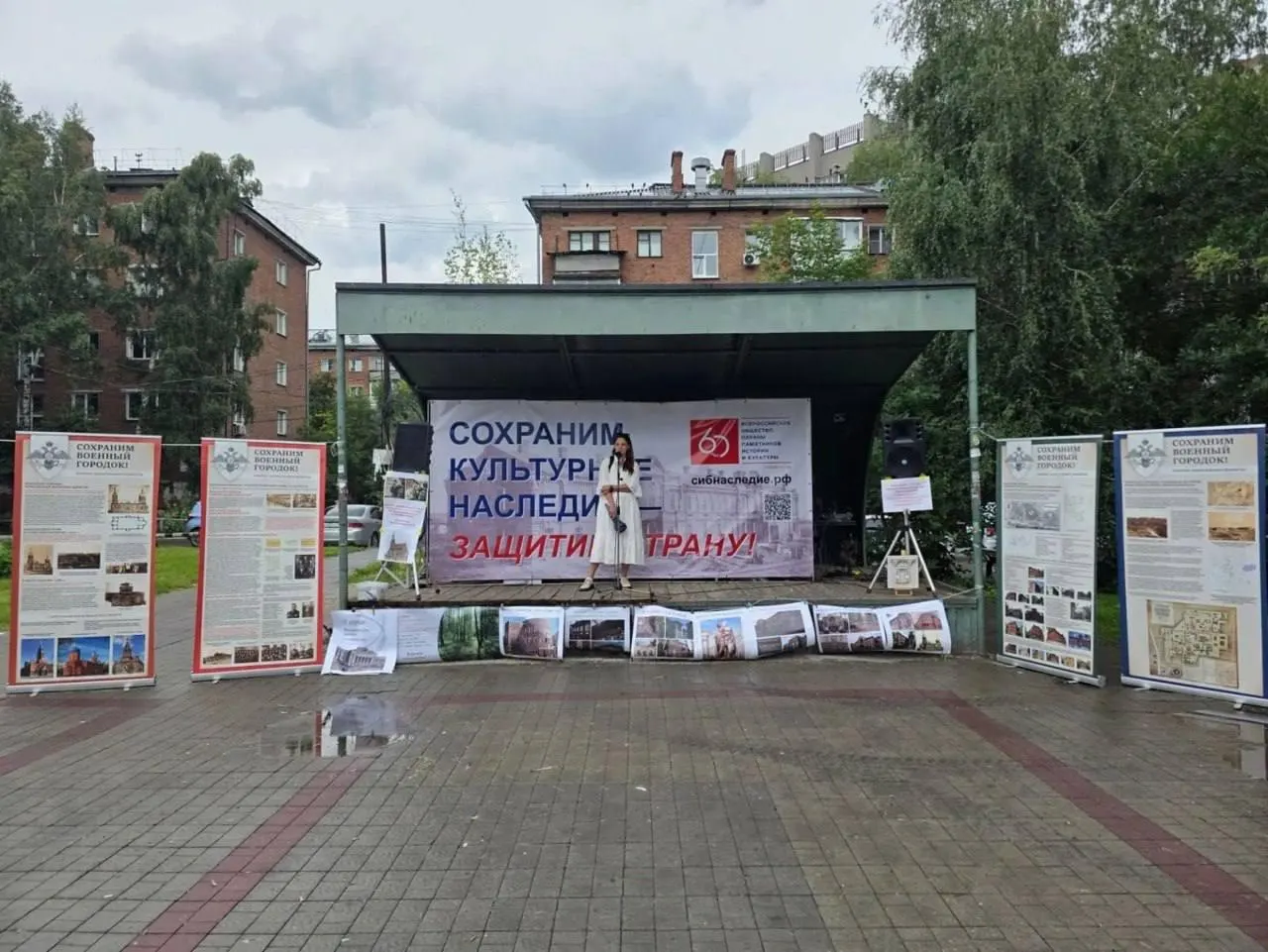 Несколько десятков человек вышли на митинг против закона, который передает часть полномочий по исключению объектов культурного наследия из федерального уровня на региональный.