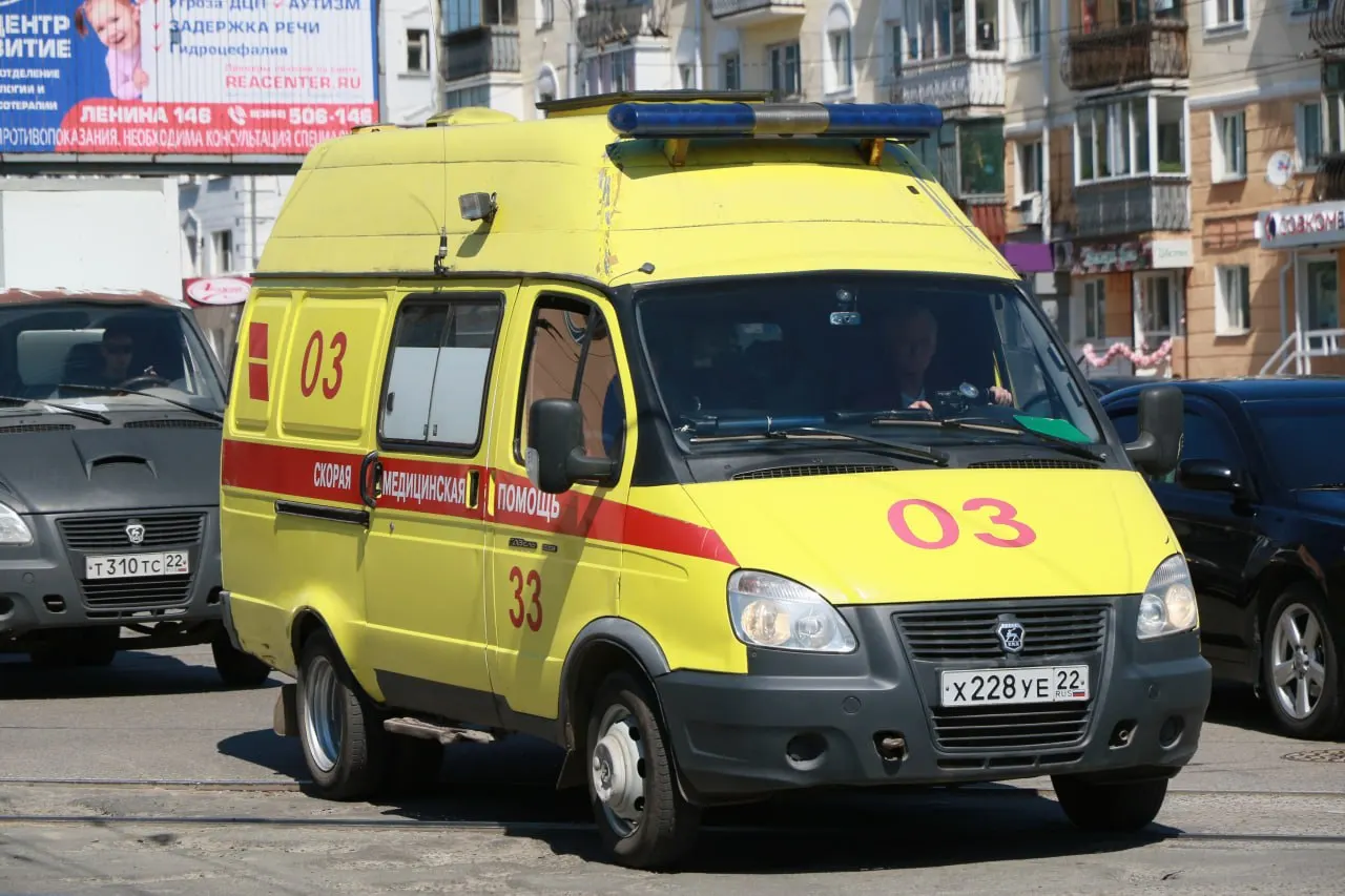 Девочка перевезена в Барнаул после несчастного случая на пруду и остается под медицинским наблюдением.