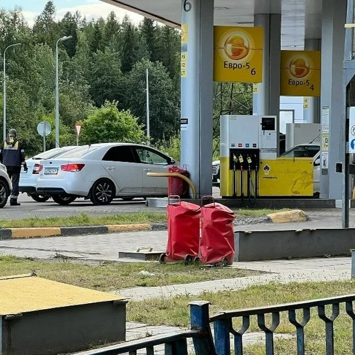 Пожилая женщина и её муж-инвалид стали жертвой агрессивного мужчины на заправке; инцидент сопровождался аритмией у пострадавшей.