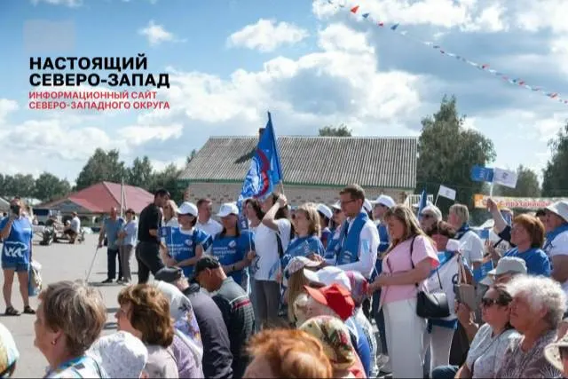 Жители обсуждают появление представителей партии на местном празднике, отмечая, что проблемы региона остаются нерешёнными.
