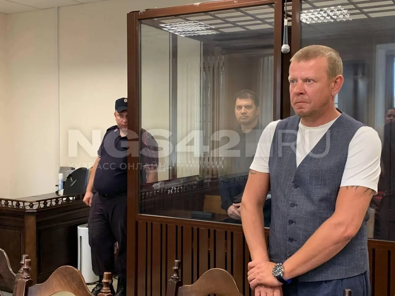 Экс-чиновнику и бизнесмену назначено наказание: 6,5 лет колонии строгого режима, штраф 25 млн рублей и конфискация украшений; часть срока уже проведена.