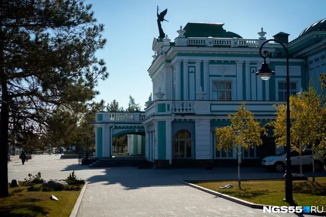 В Омске объявлен конкурс на подрядчика для текущего ремонта фасада театра и декоративных элементов здания 1905 года постройки; указаны сроки подачи заявок и завершения работ.
