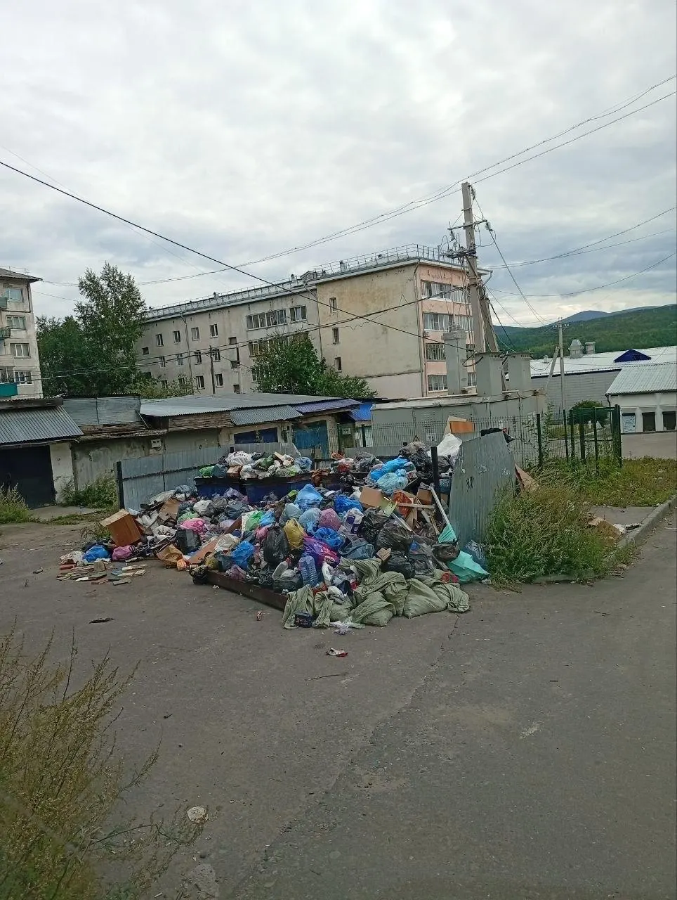 В городе Бодайбо Иркутской области свалки на площадках растут, региональный оператор не реагирует на обращения жителей. Спрашивают оперативное реагирование властей и решение проблемы.
