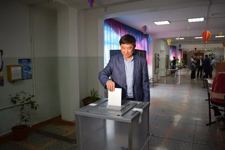 Бывший зампред парламента Бурятии освободился по условно-досрочному освобождению после ДТП, в котором погибла несовершеннолетняя. Ранее он был осуждён на длительный срок и затем прошёл через изменение наказания.