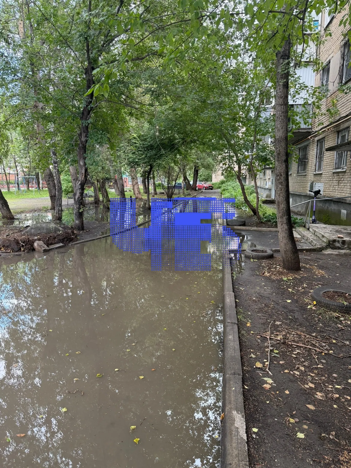 После продолжительных ливней двор и подходы к подъездам оказались затоплены, что спровоцировало появление сырости и плесени; жильцы обратились в контролирующие органы с требованиями.