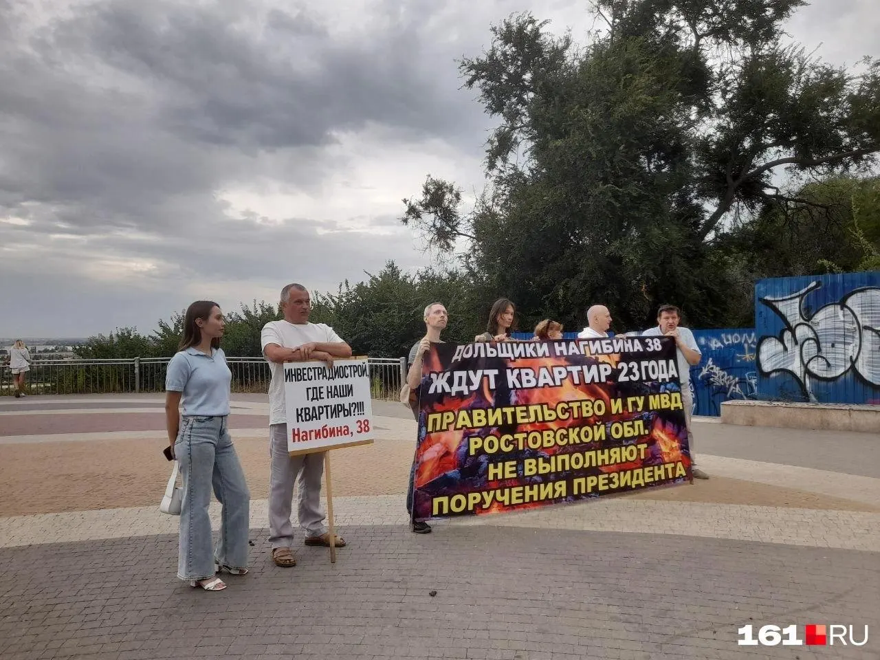 Дольщики требуют квартир или компенсаций; после двух выигранных дел Верховного суда проблема остаётся нерешённой, митинг продолжается.