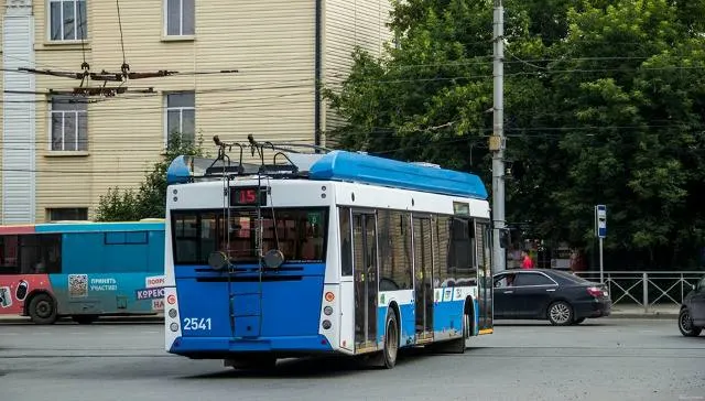 За первое полугодие 2026 года падение пассажиропотока на троллейбусах составило около 4,6 млн человек, что связано с запретом на привлечения иностранной рабочей силы и временными ограничениями на движение на дорогах. Число водителей и маршрутная сеть тоже претерпели изменения.