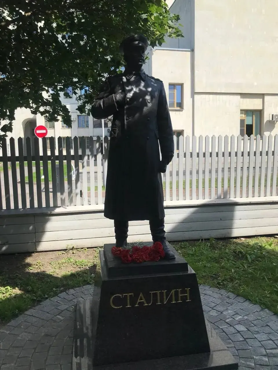 В Вологде состоялась первая пешеходная экскурсия «Вологда глазами Сталина». Маршрут включает музей «Вологодская ссылка» и прогулку по городским адресам, связанным с пребыванием Сталина в ссылке.