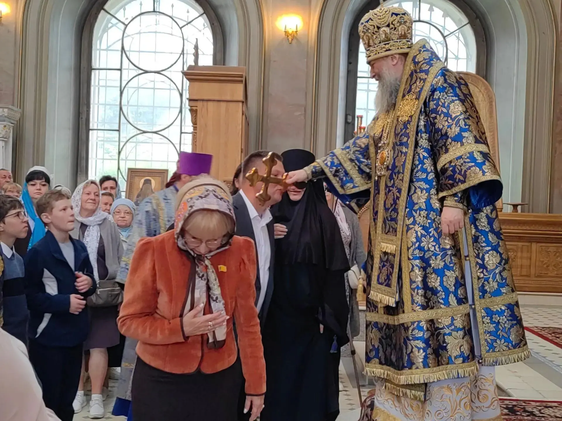 Праздничное богослужение прошло на площади города с участием верующих и духовенства; митрополит Никодим призвал к миру и процветанию.