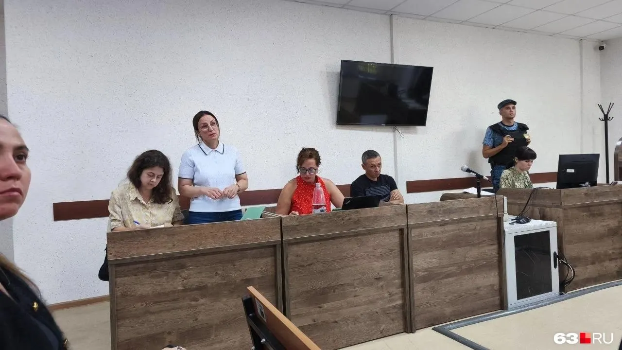 Рассматривается иск об исключении кандидата с выборов; обсуждают статус материалов и поведение аудитории на заседании.