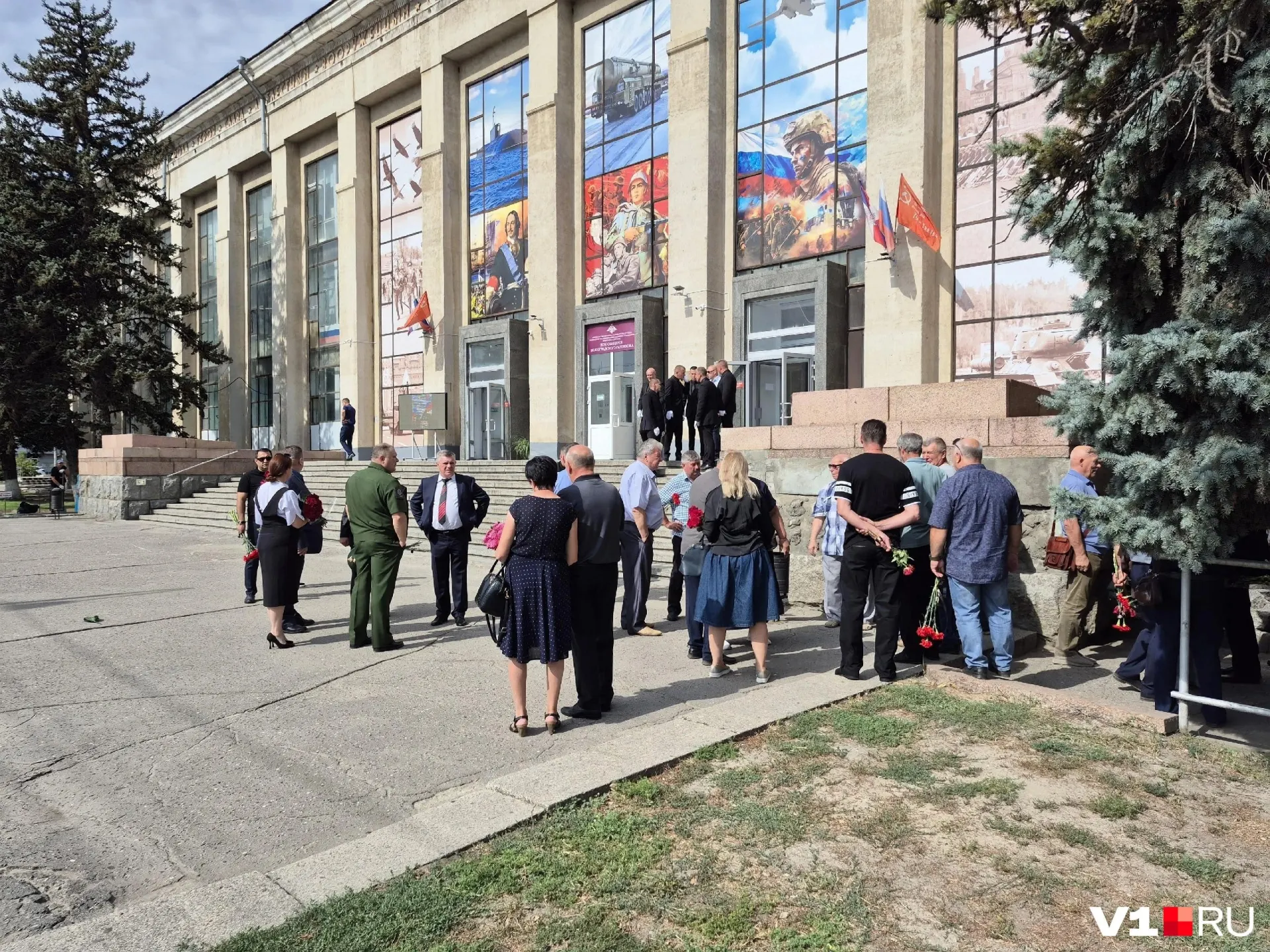 Волгоградская область попрощалась с Валерием Ростовщиковым — уполномоченным по правам человека региона; отпевание и похороны пройдут на Димитриевском кладбище.
