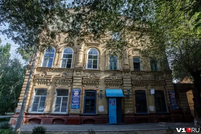 Родители двух девятых классов недовольны решением администрации объединить классы за несколько дней до старта занятий; директор пообещала встречу.