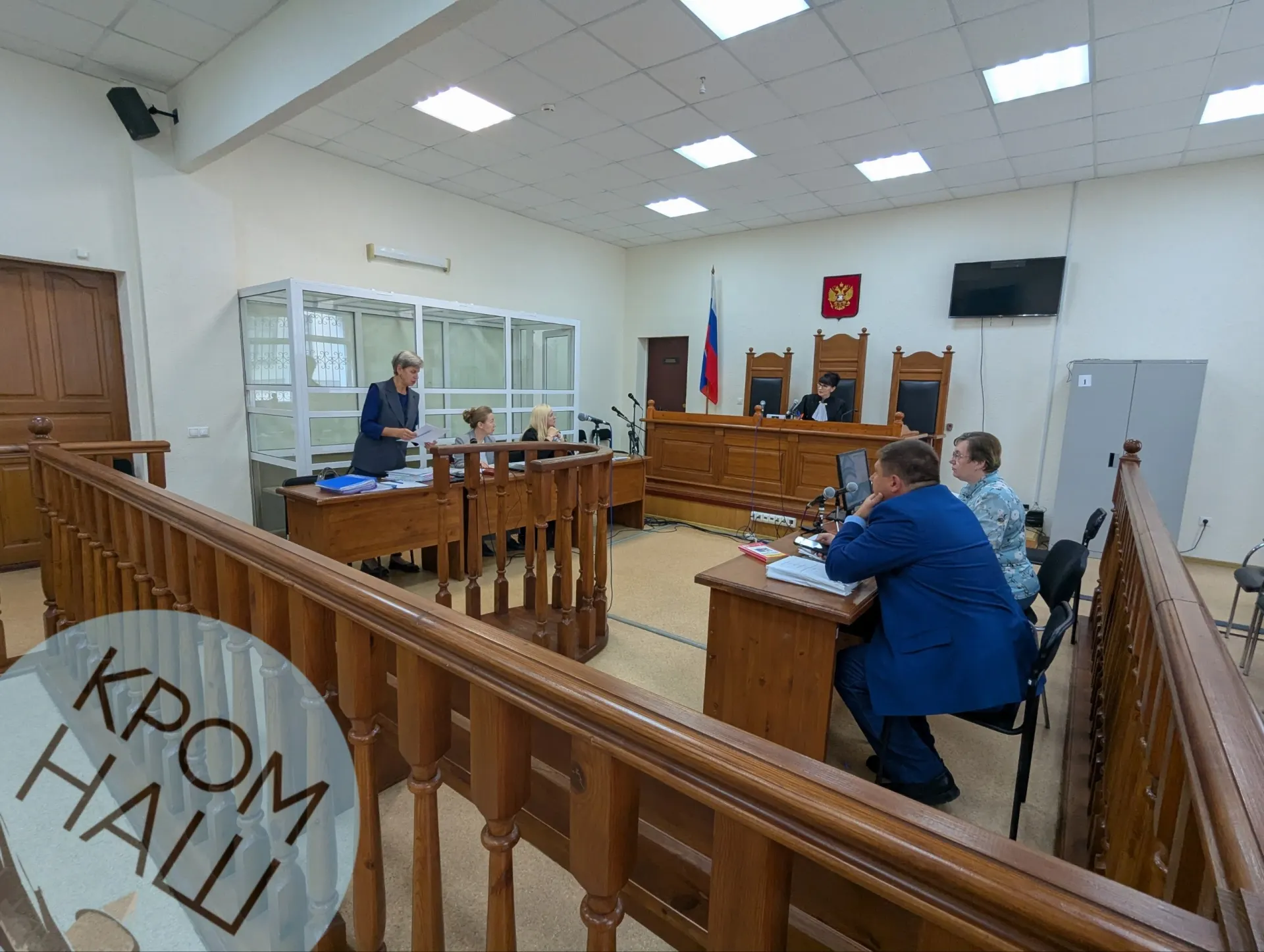 Потерпевшая рассказала о суммах взяток и передаче денег, суд ограничил фото- и видеосъёмку во время допроса.