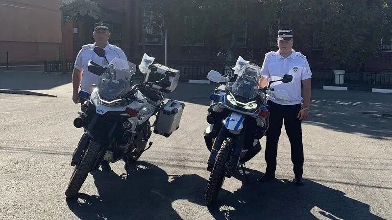 Два новых мотоцикла переданы сотрудникам Госавтоинспекции в Энгельсском районе. Это повысит оперативность реагирования на происшествия, особенно летом.