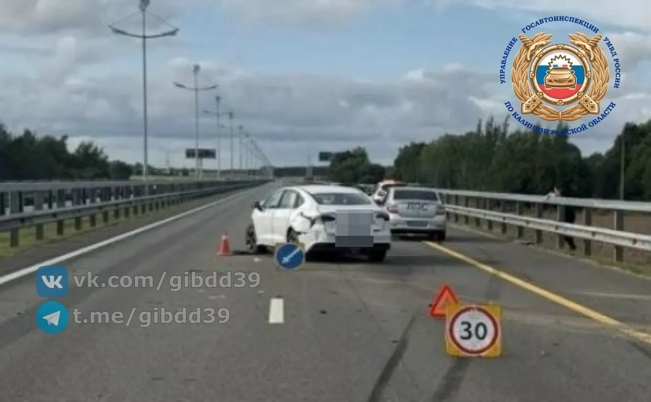 По предварительным данным, Mercedes столкнулся с автомобилем AmberAuto; пострадала школьница. На месте работают сотрудники ГИБДД, обстоятельства уточняются.