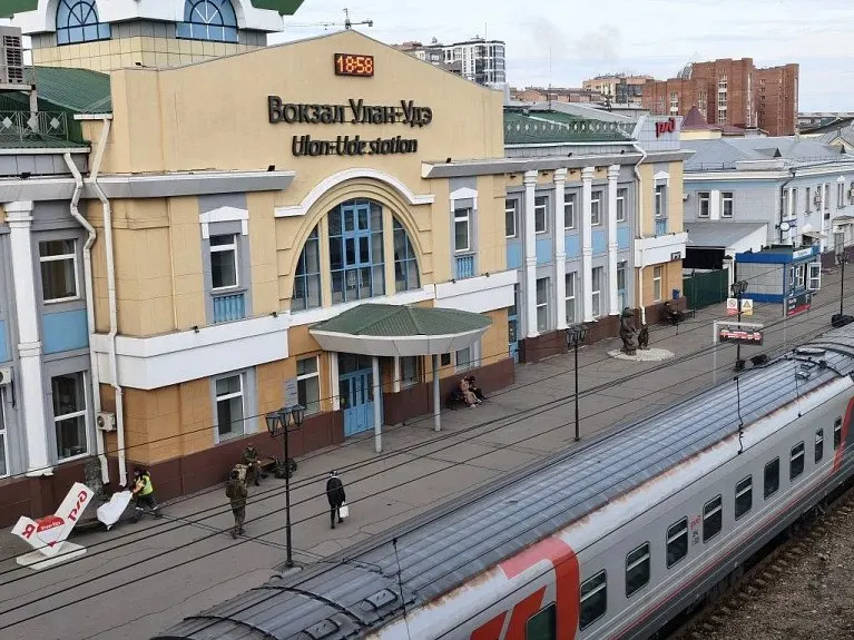 Жители Бурятии, ранее переехавшие в Крым, начинают возвращаться в регион из‑за тревог и угроз беспилотников, что влияет на выбор места проживания.