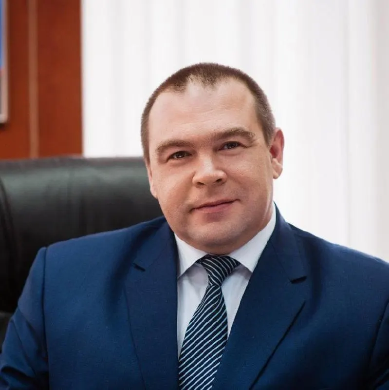 Назначение бывшего главы города советником мэра вызывает резонанс: обсуждают карьерный путь и спорные высказывания фигуранта.