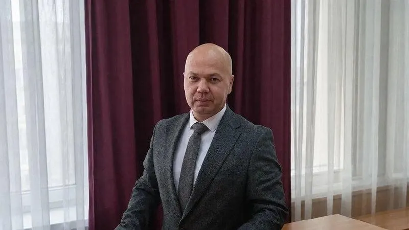 Назначение Михаила Визгалова на должность временно исполняющего обязанности главы Хвалынского района. Он родился в Саратове и имеет 15 лет опыта на местах, с 2021 года курируя инфраструктурные проекты в «новых регионах».