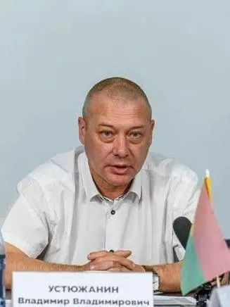 Следственные органы выявили схему: замену качественных опор освещения на дешёвые без сертификатов и принятие работ, что повлекло крупный ущерб бюджету. Возбуждены уголовные дела о мошенничестве, проводятся проверки.