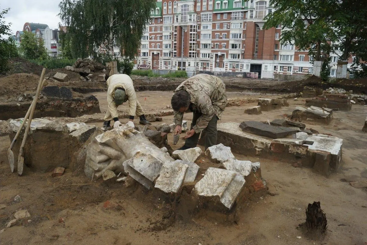 Археологи продолжают исследовать Архиерейское кладбище, где ранее хоронили чиновников, духовенство и горожан. Историк Авья Рочева описывает историю этого места и объясняет, как кладбище возникло и почему над ним был возведен зоопарк. Подробнее — в её публикациях.