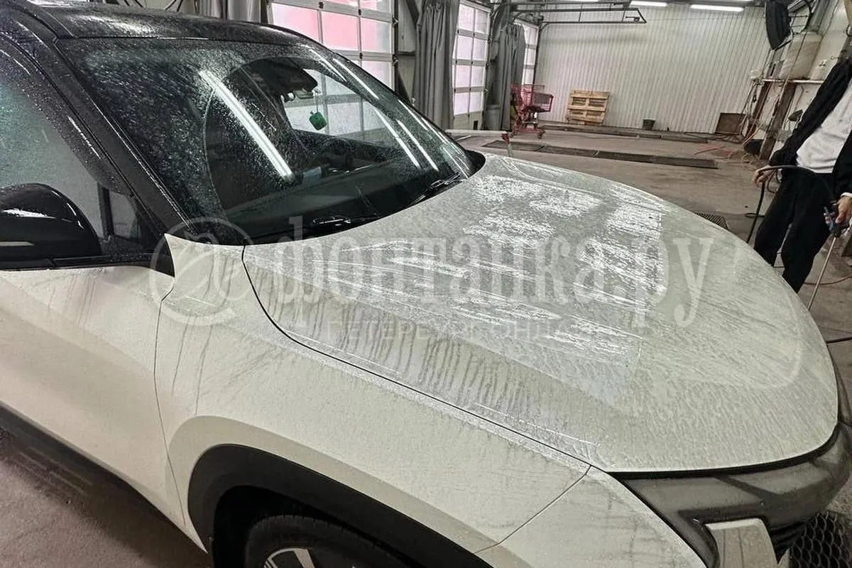 Горожане заметили стойкую грязь на кузовах после дождя: разводы трудно оттереть и они могут въеваться в покрытие.