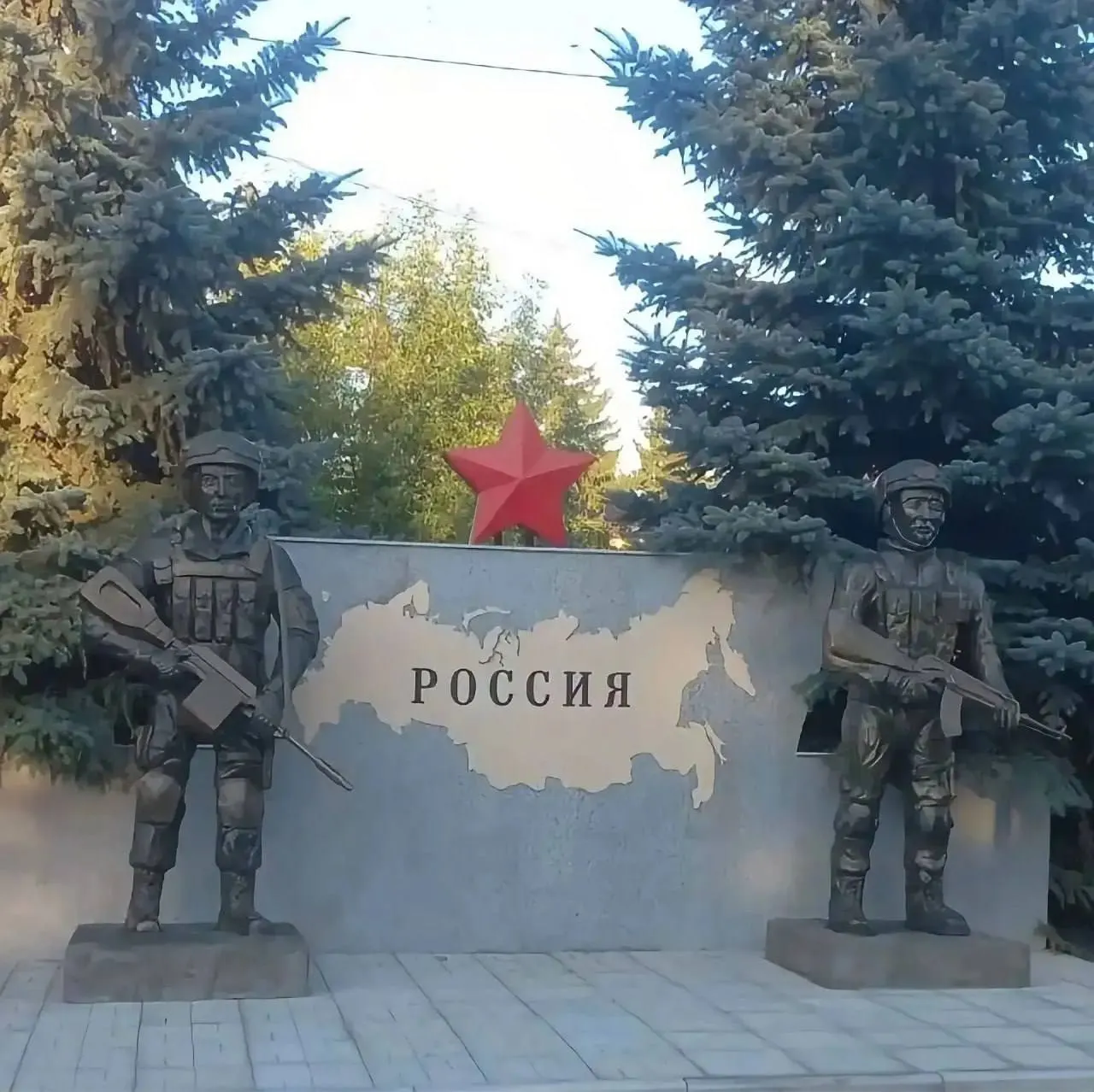 После обсуждений власти демонтировали скульптурный элемент мемориала; новый вариант обещают представить к концу лета, стоимость проекта около 2 млн рублей.