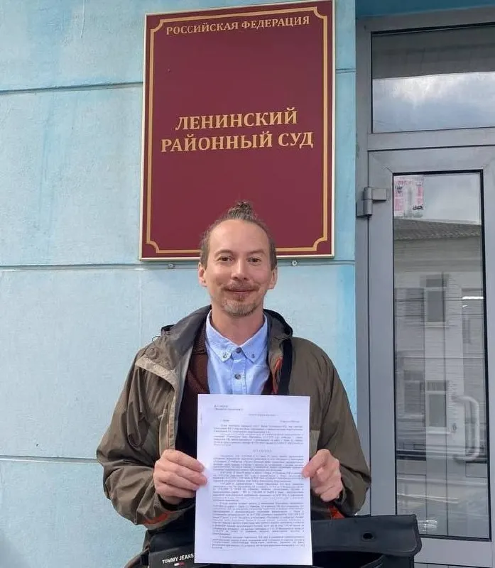 Ленинский районный суд Перми оштрафовал активиста на 10 тысяч рублей за сообщение о запланированном митинге по дефициту бензина; дело связано с ограничением агитации до согласования.