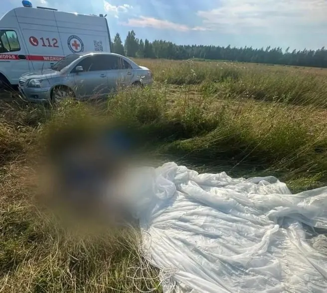 42-летний житель Нижнего Новгорода погиб во время тренировочного прыжка над аэродромом в Подмосковье; основной парашют не раскрылся. Возбуждено уголовное дело по факту оказания услуг, не отвечающих требованиям безопасности.